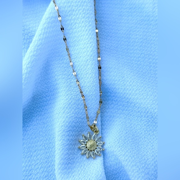 New- 18k Gold Plated Sunflower necklace - Picture 4 of 4
